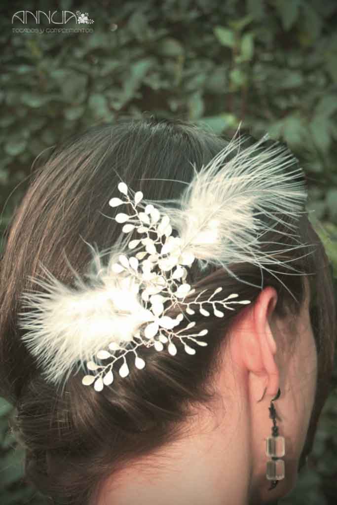 tocado plumas blanco