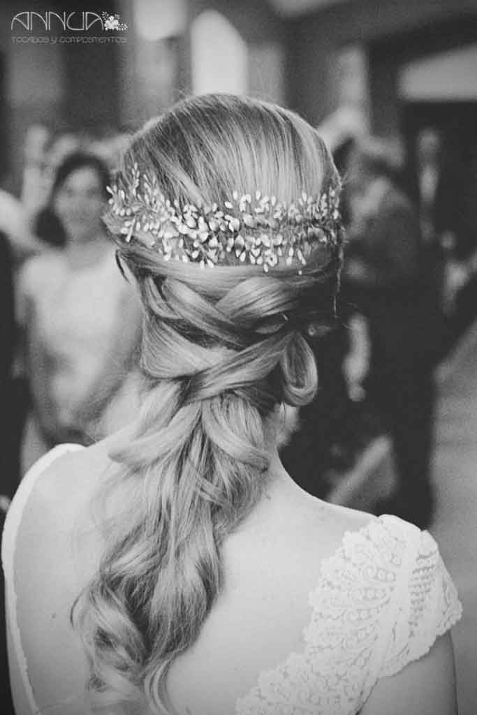tiara de hojas doradas y blancas
