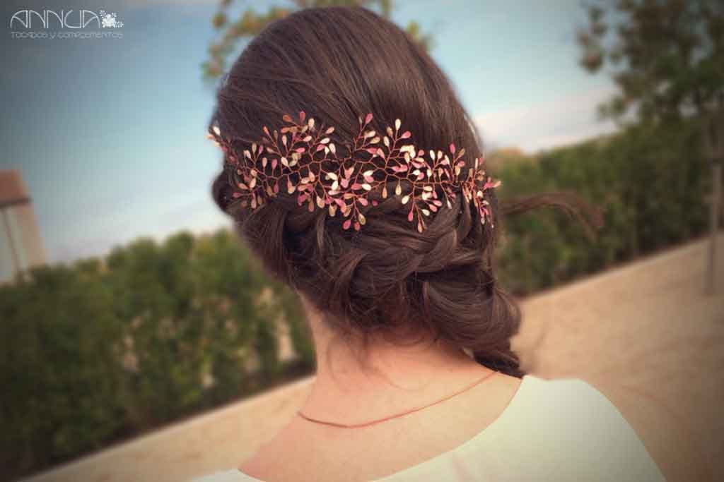 tocado hojas crema y rosado