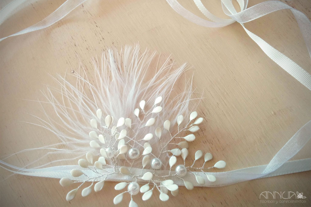 diadema de novia con cinta y tocado a un lado